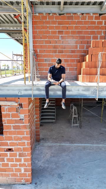 Levi Pessoa acompanhando uma obra em execução